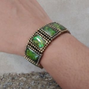 Beautiful green gem stretch bracelet